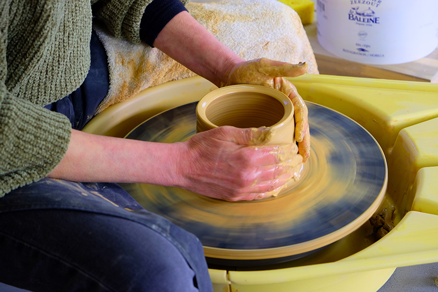 Kruidenpot, kleurrijke keramische kruidenpotjes met deksels Kruidenpot, kleurrijke keramische kruidenpotjes met deksels